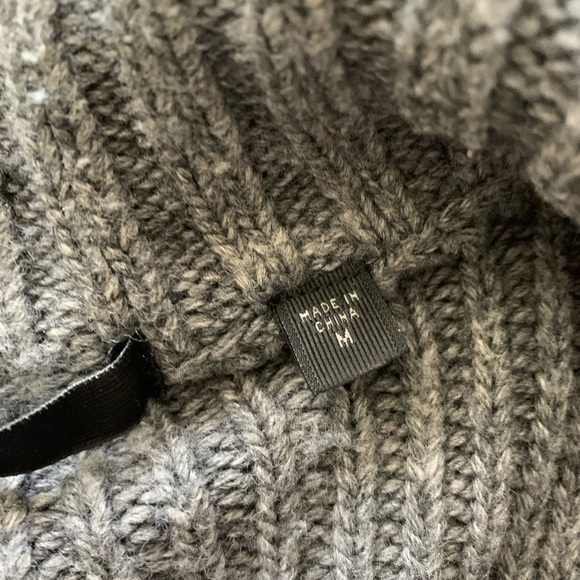 Guess Faux Fur Vest cozy and stylish size medium full zip sweater vest - Picture 4 of 8